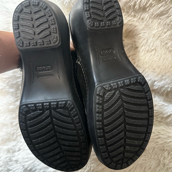 Like NEW!! CROCS Women's Black Suede Fur Mules - Picture 6 of 6